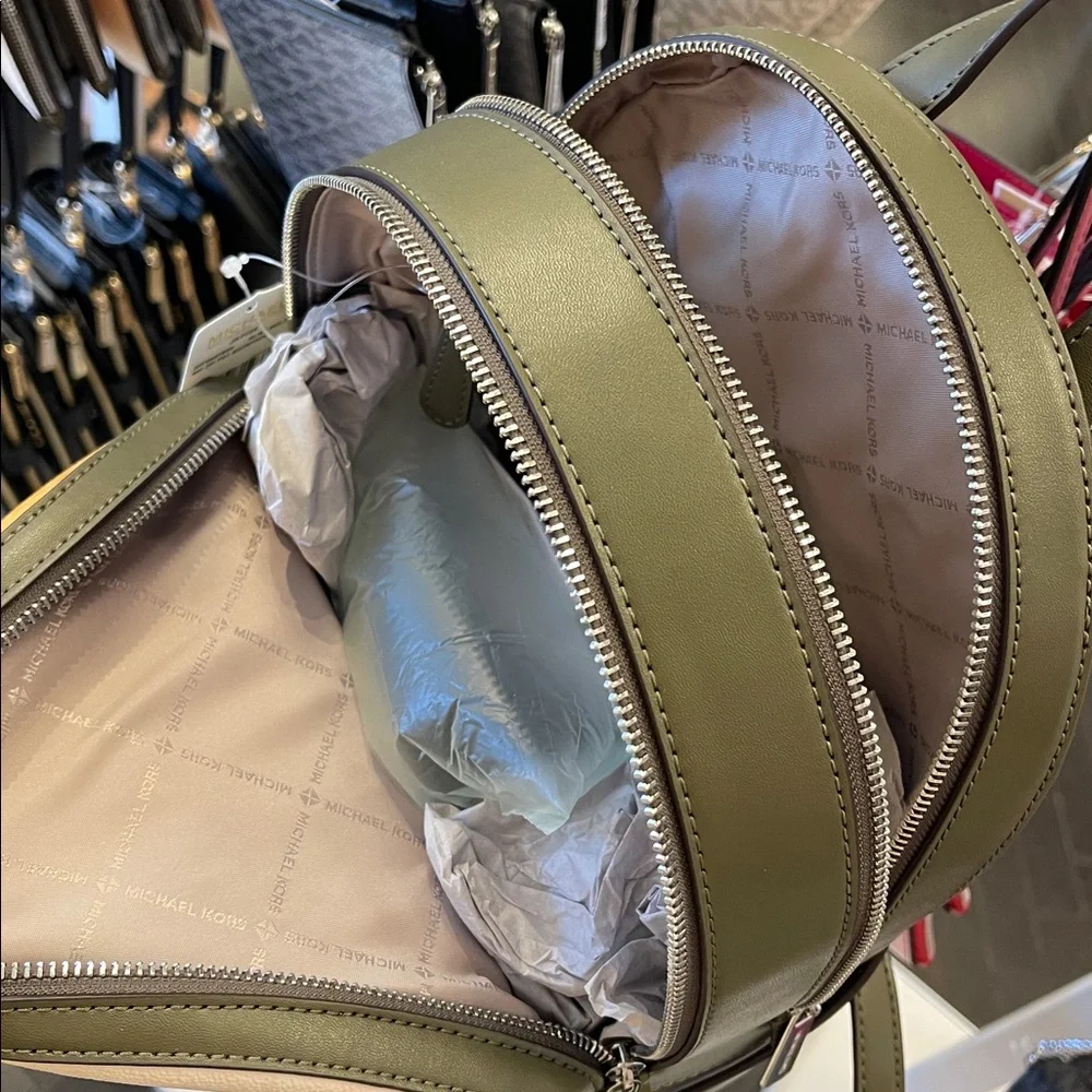 MICHAEL KORS Jaycee Medium Ombré Signature Logo Backpack
Olive Combo
NWT - Picture 9 of 16